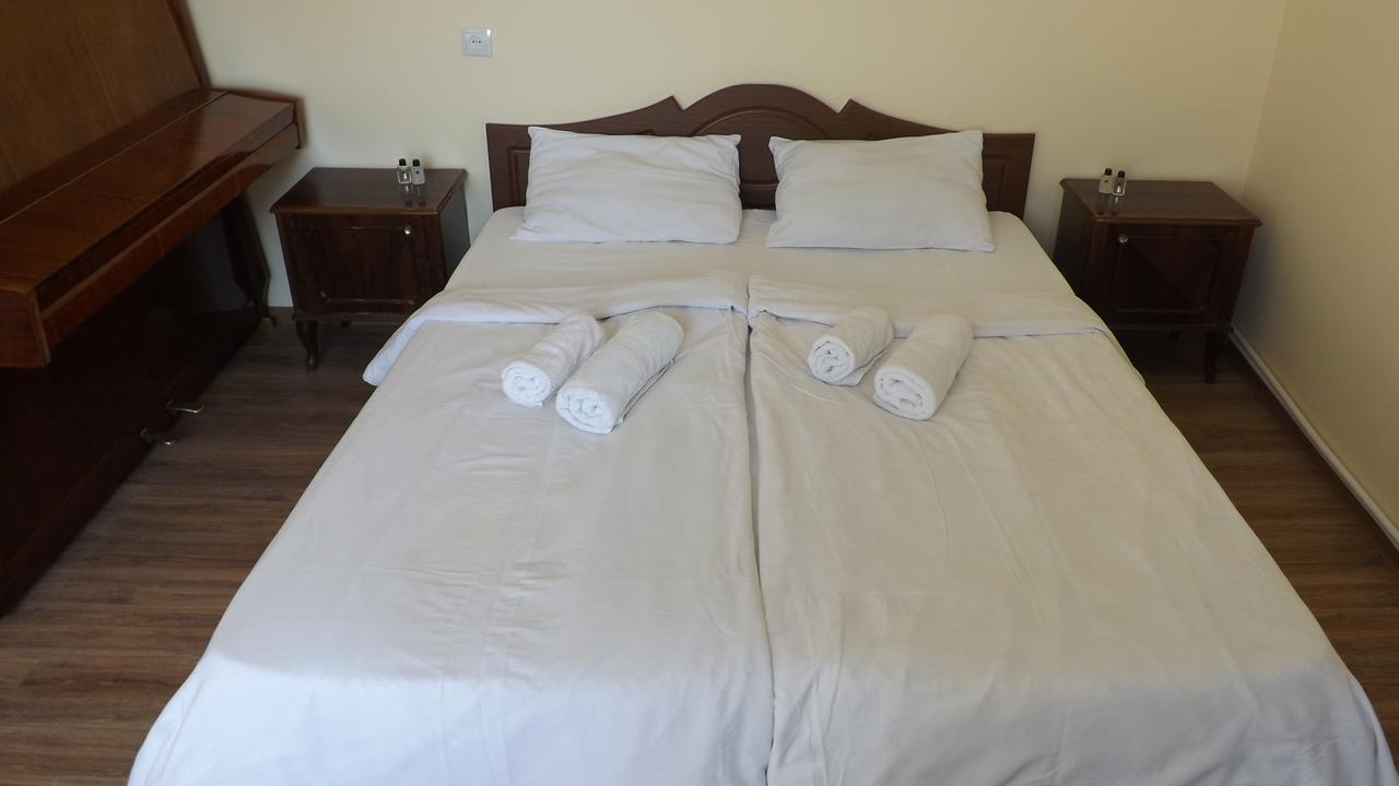 Light Wings Family Guesthouse 예레반 외부 사진
