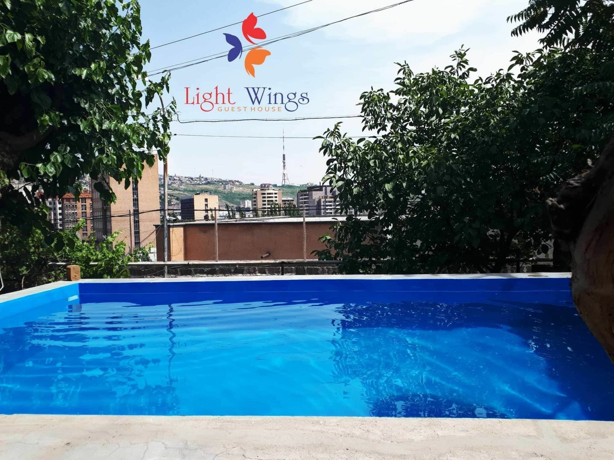 Light Wings Family Guesthouse 예레반 외부 사진